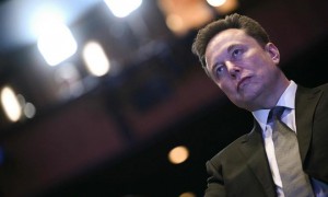 马斯克宣布脑机接口将量产，特斯拉自动驾驶挑战引发安全质疑