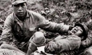 现实中，士兵中弹了会怎么样？老兵冷笑一句：别再被电视剧忽悠了