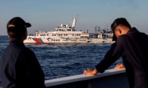 眼看中国海军拖船进场，距破船不到10公里，菲方却被拦在100公里外