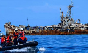 仁爱礁即将大结局？多艘菲律宾舰艇呈扇形逼近，中国冷静应对，让对手无从招架！