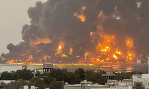 伊朗盟友惨遭背叛？胡塞武装总理遇袭身亡，10枚炸弹砸下，高层人物几乎全灭！